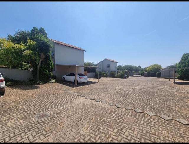 3 BEDROOM TOWNHOUSE FOR SALE IN HEUWELSIG ESTATE